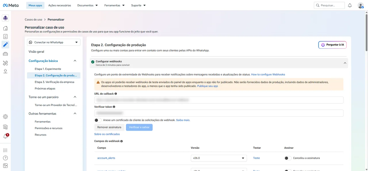 Painel Configurar webhooks da Meta com URL de callback e Verificar token (desfocados), o botão Verificar e salvar e a lista de campos do webhook.